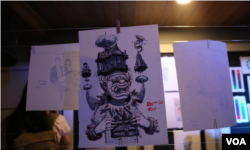 គំនូរ​មួយ​ក្នុង​ចំណោម​គំនូរ​ជាង​៧០​ផ្ទាំង ដែល​បង្ហាញ​អំពី អគារ​ចាស់ៗ ត្លុក​កំប្លែង អំពី​ជីវភាព​រស់នៅ​ប្រចាំ​ថ្ងៃ រូប​ទេសភាព​ស្រុកស្រែ និង​រចនាបថ​សិល្បៈ​ខ្មែរ​ត្រូវ​បាន​រៀប​ចំ​ឡើង​កាលពី​ល្ងាច​ថ្ងៃ​ទី​២១​នៅ​រាជធានី​ភ្នំពេញ។ (ឡេង ឡែន/VOA)