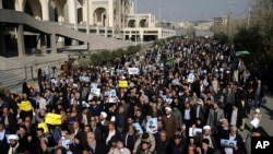 Demonstran anti pemerintah di Teheran, Iran, 5 Januari 2018.
