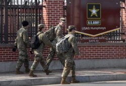 지난해 2월 한국 평택에 위치한 캠프 험프리스 미군기지로 군인들이 들어가고 있다.