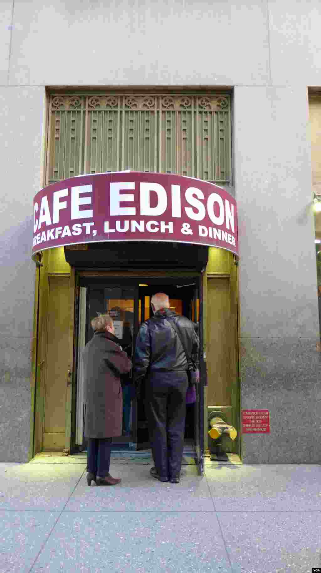 The entrance to Café Edison, near New York’s Times Square, VOA / Jeff Lunden.