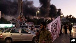 সিরিয়ার রাজধানী দামেস্কের কেন্দ্রে ইসলামি পতাকা হাতে একজন বিদ্রোহী। ফটোঃ ৮ ডিসেম্বর, ২০২৪।