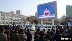 지난 1월 평양 시민들이 대형 화면으로 북한 당국의 수소폭탄 핵실험 성공 발표를 보고 있다.