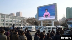 지난 2016년 1월 평양 시민들이 대형 화면으로 북한 당국의 수소폭탄 핵실험 성공 발표를 보고 있다. 