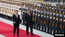 Presiden China Xi Jinping berjalan mendampingi Presiden Venezuela Nicolas Madura dalam upacara penyambutan kunjungan di Beijing, China, 14 September 2018.