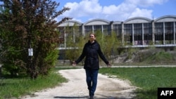 匈牙利首都布达佩斯第9行政区区长巴兰尼依走过上海复旦大学的计划校址（2021年4月23日）