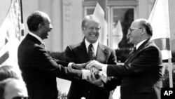 Kemp Deyvid, 26-mart, 1979. Misr prezidenti Anvar Sadat va Isroil Bosh vaziri Menaxem Begin tinchlik bitimi imzolagan. AQShning o'sha paytdagi prezidenti Jimmi Karter vositachilik qilgan. 