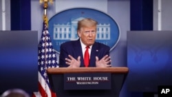 도널드 트럼프 미국 대통령이 18일 백악관에서 기자회견을 하고 있다. 