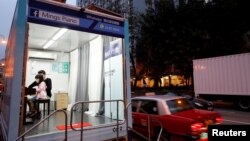 Sophia Cheung, a 7-year-old student, practices piano on Ming’s Piano truck, following the novel coronavirus disease (COVID-19) outbreak, in Hong Kong, China April 3, 2020. (REUTERS/Tyrone Siu)