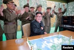 지난해 6월 북한 노동신문이 '중장거리 전략탄도로케트 화성-10'(무수단 미사일) 시험발사 성공 소식을 게재하며 관련 사진을 수십장 공개했다. 미사일 발사를 지켜보는 김정은 노동당 위원장과 군 간부들이 환호하고 있다.