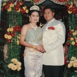 លោក ឡៅ វណ្ណា និងអ្នកស្រី វ៉េង សុម៉ាលី នាថ្ងៃមង្គលការ កាលពីឆ្នាំ ២០០៣។ (រូបថតផ្ដល់ឲ្យដោយក្រុមគ្រួសារ)