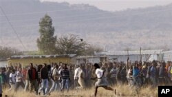 Demonstrasi pekerja tambang di Marikana, Afrika Selatan, diwarnai oleh kekerasan yang mengakibatkan tewasnya 34 orang (17/8). 