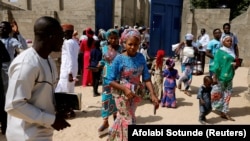 Le nord-ouest et le centre du Nigeria sont eux le théâtre de bandes criminelles qui attaquent les villages, pillent et tuent les habitants.