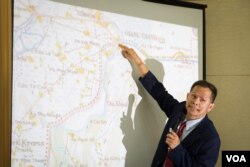 មន្រ្តី​ជំនាញ​នៃ​គណៈកម្មការ​ព្រំដែន​ចម្រុះ​កិច្ចការ​ព្រំដែន​កម្ពុជា​ ​បង្ហាញ​ទីតាំង​នៃ​តំបន់​ដែល​មាន​ការផ្ទុះ ​អំពើ​ហិង្សា​ក្បែរព្រំដែន​កម្ពុជា​និង​វៀតណាម​ក្នុង​ខេត្ត​ស្វាយរៀង​កាល​ពី​ថ្ងៃ​អាទិត្យសប្តាហ៍​មុន​ នៅ​ក្នុងសន្និសីទ​កាសែត​ដែល​បង្ហាញផែនទី​ដែលប្រើ​បោះ​សម្រាប់​បង្គោល​ព្រំដែន​ នៅ​ឯ​ទីស្តីការ​គណៈ​រដ្ឋមន្រ្តី​ កាល​ពី​ថ្ងៃ​ទី​២​ ខែ​កក្កដា​ ឆ្នាំ​២០១៥​។ ​(នៅ​ វណ្ណារិន​/VOA​)​