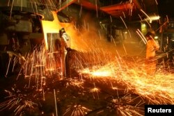 Karyawan bekerja di pabrik peleburan feronikel milik perusahaan tambang Aneka Tambang Tbk di Kabupaten Pomala, Provinsi Sulawesi Tenggara, 30 Maret 2011. (REUTERS/Yusuf Ahmad)
