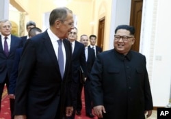 俄罗斯外长拉夫罗夫在平壤会晤朝鲜领导人金正恩。（2018年5月31日）