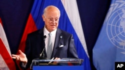 រូបឯកសារ៖ ប្រេសិត​ពិសេស​អង្គការ​សហប្រជាជាតិ​ សម្រាប់​កិច្ច​ការ​ប្រទេស​ស៊ីរី លោក Staffan de Mistura ថ្លែង​ក្នុង​សន្និសីទ​សារព័ត៌មាន​មួយ​នៅ​ទីក្រុង​វីយ៉ែន​ ប្រទេស​អូទ្រីស​ កាល​ពី​ឧសភា។