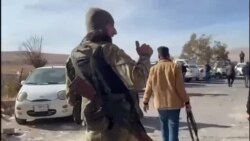 Des civils recherchent des proches dans une célèbre prison syrienne