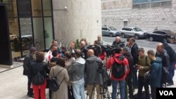 Predstavnik mještana Krušćice razgovara sa novinarima pred početak sjednice Komisije za sigurnost Parlamenta FBiH, 25. septembar 2017