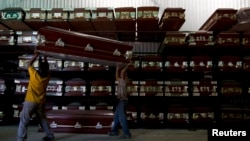 Qətllərin sayına görə dünyada birinci yeri tutan Venesuelada yeganə çiçəklənən biznes tabut biznesidir, hərçənd ki, bu sahədə də taxta qıtlığı problemdir.