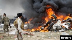 ពលរដ្ឋ​នេប៉ាល់​ដុត​រូប​បីសាច​&nbsp;Ghantakarna ដើម្បី​បណ្តេញ​វិញ្ញាណ​ខ្មោច​ព្រាយ​ ក្នុង​ពីធី​បុណ្យ​&nbsp;Ghantakarna នៅ​ក្រុង​&nbsp;Bhaktapur​ ប្រទេស​នេប៉ាល់។