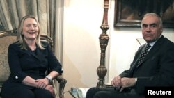 Menlu AS Hillary Clinton (kiri) melakukan pembicaraan dengan Menlu Mesir, Mohamed Kamel Amr di Kairo, Sabtu (14/7).