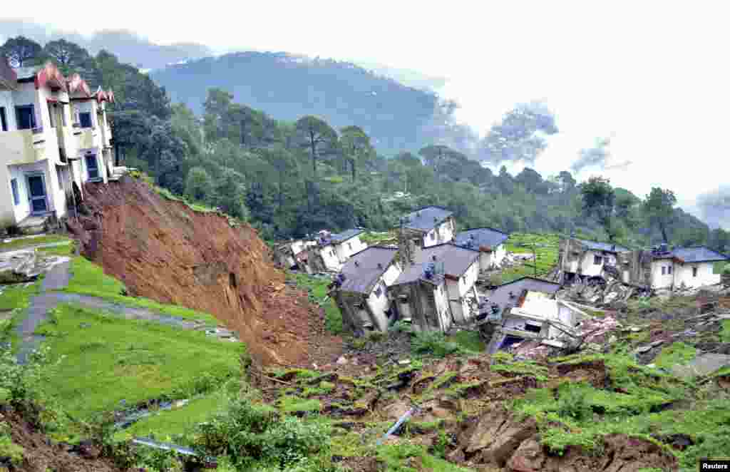  Rumah-rumah di perumahan tentara India terlihat rusak akibat&nbsp;tanah longsor yang dipicu oleh hujan deras di Tihra Lines dekat kota Dharamsala. 