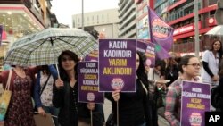 Turkinje na protestu protiv predsednika Erdogana 6. juna 2016, pre pokušaja puča. 