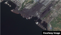 북한 남포 석탄 수출항의 지난 8월 위성사진. 유엔 안보리의 대북 추가제재 이후에도 여전히 활발한 모습이다. 구글어스 이미지.