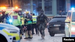 ตำรวจสวีเดนเข้าล้อมโรงเรียนศึกษาผู้ใหญ่ ริสเบิร์กสกา ในเมืองโอเรโบร หลังเกิดเหตุยิงกันภายในศูนย์ดังกล่าวเมื่อวันที่ 4 ก.พ. 2025