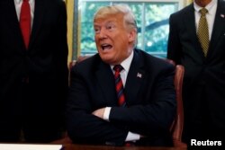 도널드 트럼프 미국 대통령이 23일 백악관 집무실에서 기자들을 향해 '카쇼기 피살'사건 관련 발언을 하고 있다.