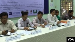 ក្រុម​អ្នក​សិក្សា​ស្រាវជ្រាវនៃ​អង្គការ​សង្គមស៊ីវិល​ និង​តំណាង​សហគមន៍​ជនជាតិ​ដើម​ភាគតិច​ព្នង ធ្វើ​សន្និសីទ​ព័ត៌មាន​នៅ​ការិយាល័យ​កណ្តាល​នៃ​វេទិកា​នៃ​អង្គការ​មិនមែន​រដ្ឋាភិបាល​កម្ពុជា​កាល​ពីថ្ងៃ​សុក្រ​ ទី១៨ ខែ​មីនា​ ស្តី​ពី​របាយ​ការណ៍​ស៊ើបអង្កេត​ផល​ប៉ះពាល់​គម្រោង​អភិវឌ្ឍន៍​ក្រុម​ហ៊ុន​ ប៊ិញហ្វឿក​ ក្រចេះ​ រ៉ាប់ប៊ឺ​ ១ ខម​ភើនី​ លីមីធីត Benh Hoeurk Kratie Rubber 1 Company Limited។​ (ហ៊ុល​ រស្មី/​VOA)