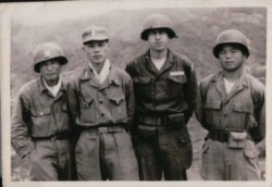 래리 카이나드 전 한국전쟁참전용사협회장(KWVA)이 한국전쟁 중 카투사 병사들과 촬영한 사진(카이나드 회장 제공)