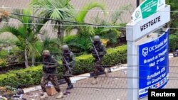 Kenya Defense Force soldiers run to take their positions at the Westgate shopping center, on the fourth day since militants stormed into the mall, in Nairobi, Sept. 24, 2013. 