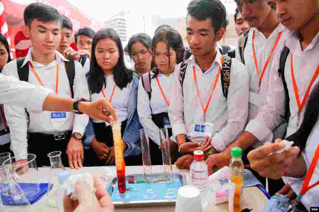 ការ​ពិសោធន៍​លក្ខណៈ​វិទ្យាសាស្ត្រ​ នៅ​ក្នុង​មហោស្រព​ជាតិ​លើក​ទី​៣​នៅ​កម្ពុជា​ ស្តីពី​វិទ្យាសាស្ត្រ​ និង​វិស្វកម្ម​ នៅឯ​ស្តាត​អូឡាំពិក​ ក្នុង​រាជធានី​ភ្នំពេញ​ កាល​ពី​ថ្ងៃ​ទី​៩​ ខែ​មិនា​ ឆ្នាំ​២០១៧។ (ហ៊ាន សុជាតា/VOA)