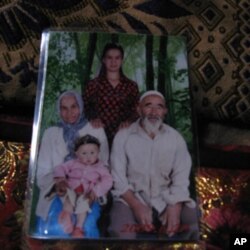 维族打工女离家前与家人合影