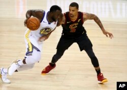 31일 미국 캘리포니아주 오클랜드에서 열린 NBA 챔피언 결승전 1차전 골든 스테이트 워리어스와 클리블랜드 캐벌리어스 홈 경기에서 워리어스의 '포워드' 드레이먼드 그린이 캐벌리어스의 '가드' 조지 힐을 막고 있다.