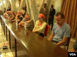 Freed hostages meet with Cameroon's Minister of Communications in Yaounde, April 4, 2018. (Photo: Moki Kindzeka for VOA)