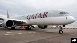 Un Airbus A350 de Qatar Airways à l'aéroport de Francfort en Allemagne, 15 janvier 2015.