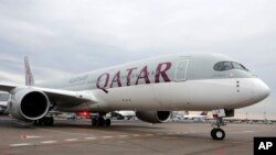 Sebuah Airbus A350 Qatar Airways di bandara di Frankfurt, Jerman. (Foto: AP)