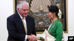 Menlu AS Rex Tillerson berjabat tangan dengan pemimpin Myanmar Aung San Suu Kyi usai konferensi pers bersama di Naypyitaw, Rabu (15/11). 