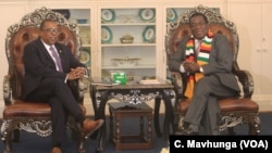 U.S. Ambassador to Zimbabwe Brian Nichols, left, speaks with Zimbabwe President Emmerson Mnangagwa at the State House in Harare, Aug. 15, 2018. 