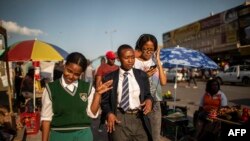 Jennifer, Michelle et Keabetswe sont membres de l'équipe "Bigger than Life" de la Children's Radio Foundation, basée à Alexandra, Johannesburg.