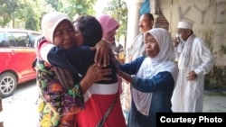 Dwi Wulandari memeluk ibunda di kampung halamannya, Blitar (Courtesy: Migrant Care).