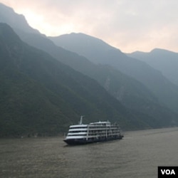 往来于长江之上的船只