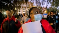 Bdenje i molitva ispred sudnice u okrugu Glin dok je porota razmatrala presudu, 23. novembra 2021.