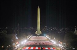 Lampu sorot menerangi "bendera" di National Mall, yang menjadi simbol kehadiran warga AS untuk menghormati pelantikan Presiden terpilih AS Joe Biden di Washington, AS, 18 Januari 2021. (REUTERS / Jim Bourg)