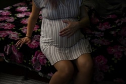 Nancy Pedroza, 27 tahun, yang sedang hamil di rumah orang tuanya di Forth Worth Texas, di tengah pandemi virus corona, 5 April 2020. (Foto: Reuters)