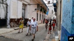관광객들이 쿠바 수도 아바나의 거리를 구경하고 있다.