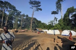 Ivorian refugees walk at a camp housing more than 2,600 people displaced by fighting in Western Ivory Coast, in Solo Town, near Zwedrou, Liberia, May 2011. (file photo)