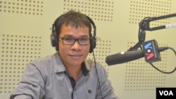 Mr. Ou Ritthy, co-founder of Politikoffee, political affairs-oriented youth group, talks about Cambodian youth demands for policy debates by competing political leaders on VOA Khmer's Hello VOA radio call-in show, Monday, February 09, 2015. (Lim Sothy/VOA